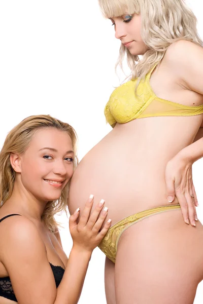 Mulher grávida com a namorada sorridente. Isolados — Fotografia de Stock