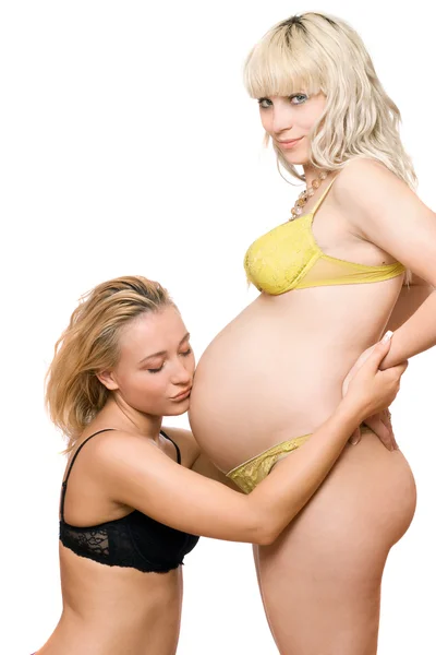 Schwangere blonde Frau mit der Freundin — Stockfoto