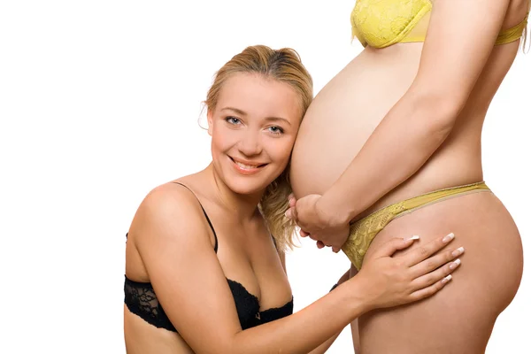 Femme heureuse et ventre de petite amie enceinte — Photo
