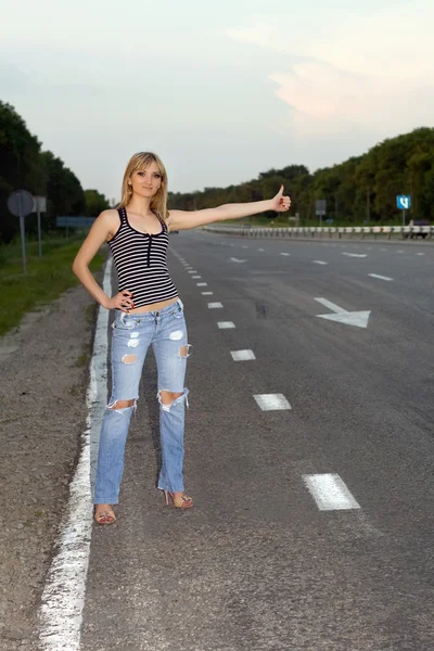 Young woman on the roadside — Stock Photo, Image
