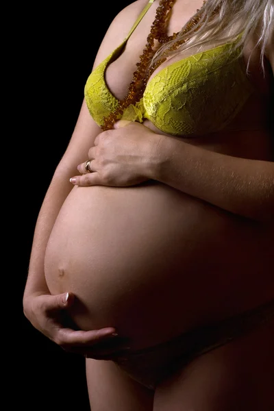 Buik van een jonge zwangere vrouw. geïsoleerd — Stockfoto