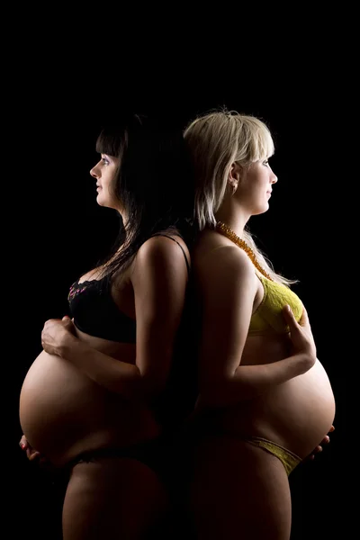Rubia embarazada y morena. Aislado —  Fotos de Stock