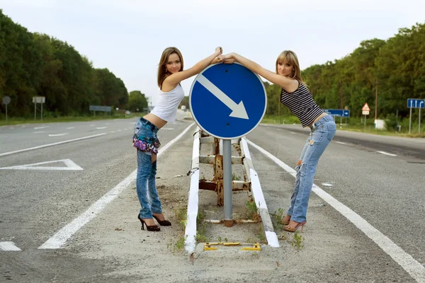 Две девушки стоят на дороге — стоковое фото