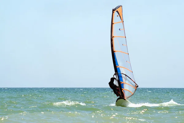 Windsurfer on the sea surface — Stock Photo, Image