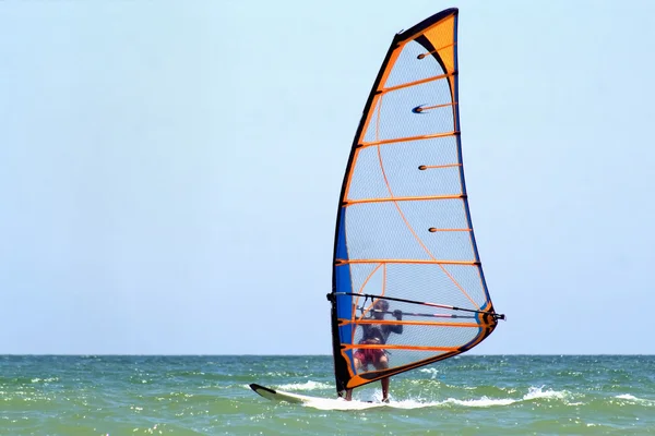 Windsurf no mar azul — Fotografia de Stock