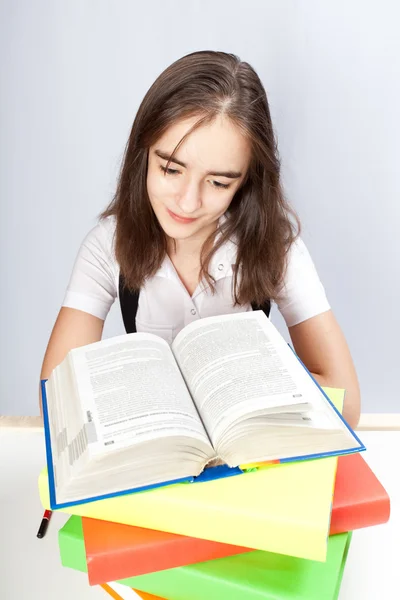 Школярка читає книгу — стокове фото