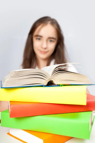Schoolgirl reads the book — Stock Photo, Image