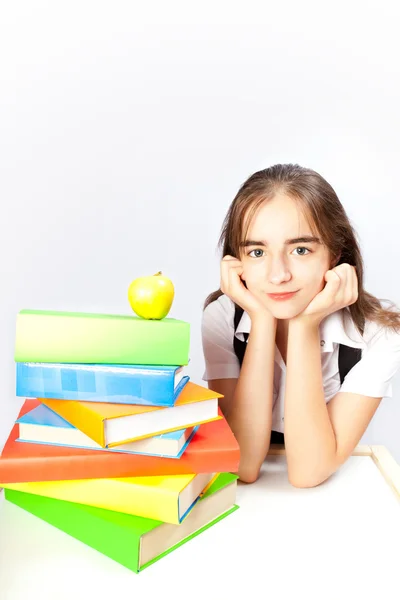 Schulmädchen und Bücher und Apfel — Stockfoto