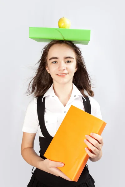 Iskoláslány-, alma- és könyvek — Stock Fotó