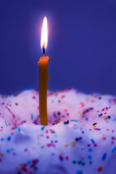 Hořící svíčku a dort — Stock fotografie