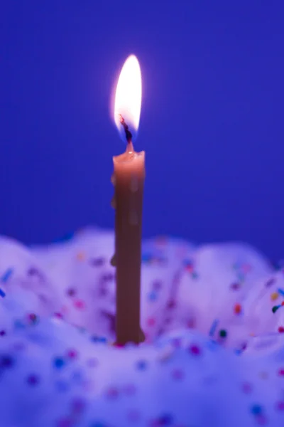 Brinnande ljus och tårta — Stockfoto