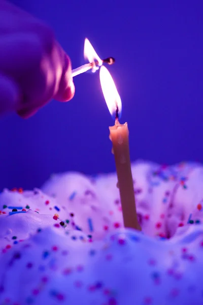 Brinnande ljus och tårta — Stockfoto
