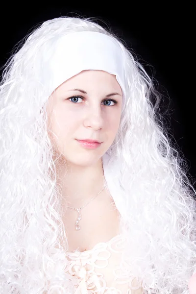Młoda kobieta w białej peruce — Zdjęcie stockowe
