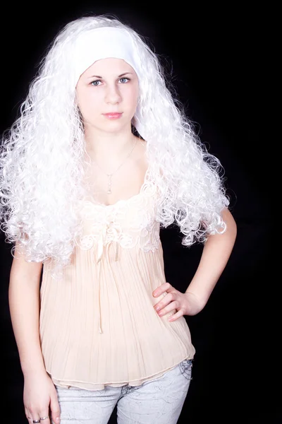 Giovane donna con una parrucca bianca — Foto Stock