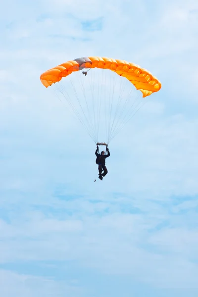 跳伞运动员在蓝蓝的天空 — 图库照片