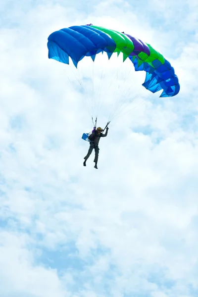 Mavi Gökteki paraşütçü — Stok fotoğraf