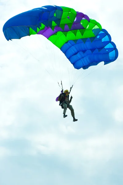 Paraquedistas no céu azul — Fotografia de Stock