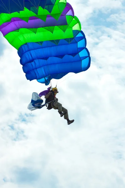 Parachutist in de blauwe hemel — Stockfoto
