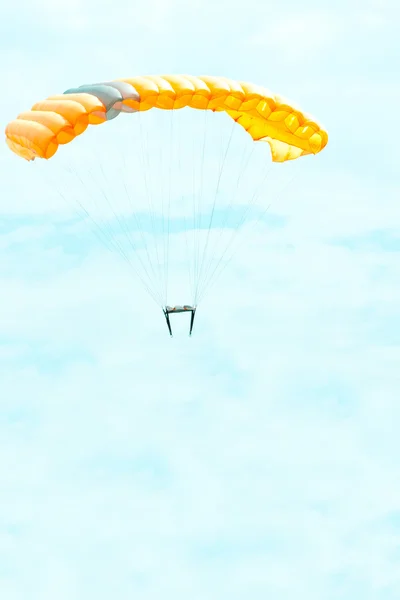푸른 하늘을 배경으로 한 낙하산 — 스톡 사진