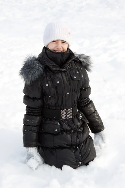 雪の中で美しい少女. — ストック写真