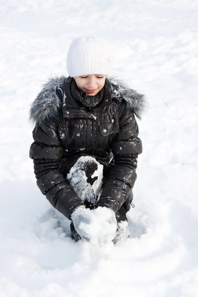 Vacker flicka i snö. — Stockfoto