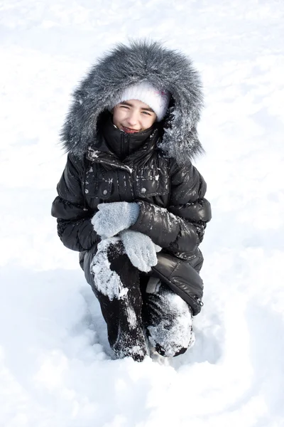 Hermosa chica en la nieve . —  Fotos de Stock