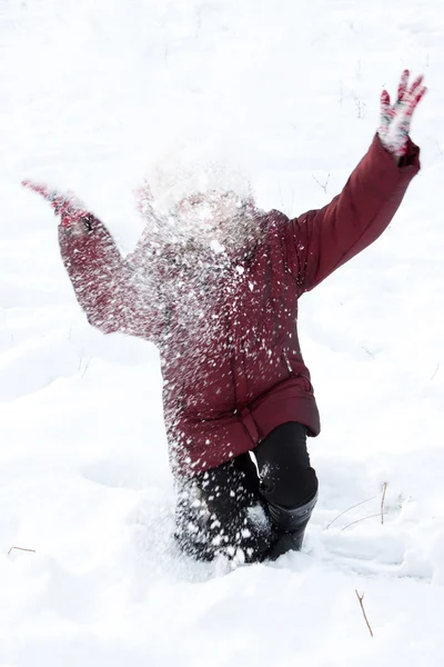 Girl throws snow — Stock Photo, Image