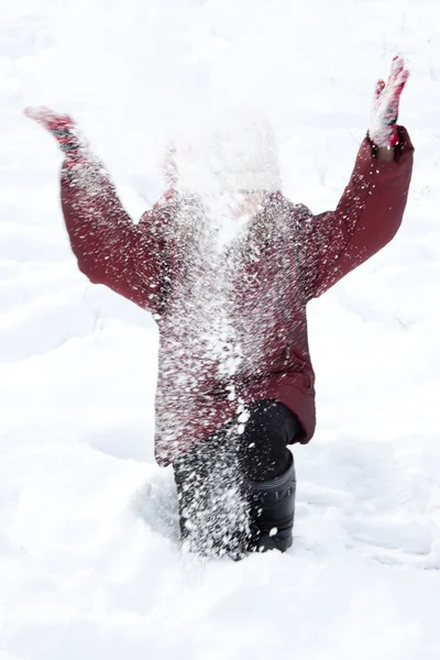 Lány dobja hó — Stock Fotó
