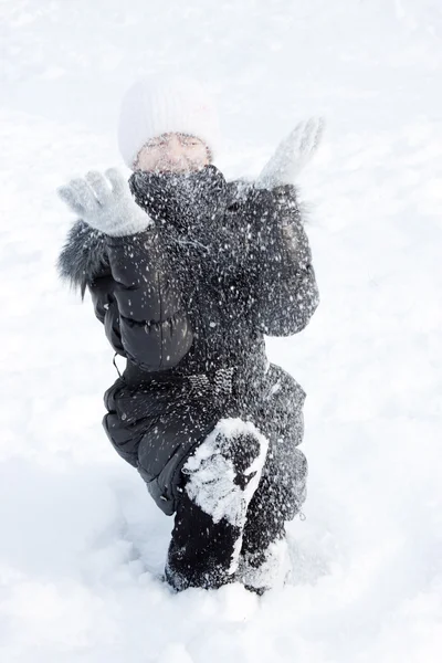 Дівчина кидає сніг — стокове фото