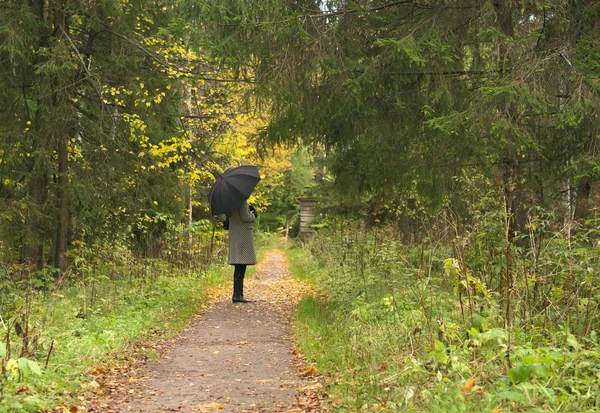 Mulheres abrindo beco longo na temporada de outono outono — Fotografia de Stock