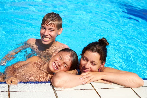 Szczęśliwa rodzina basen — Zdjęcie stockowe