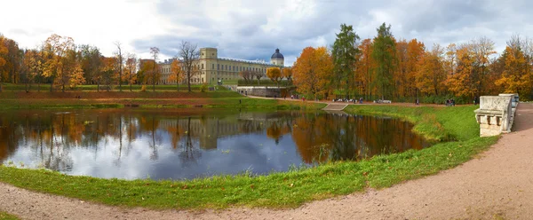 Sonbahar gatchina Sarayı ve gölet. St.Petersburg — Stok fotoğraf