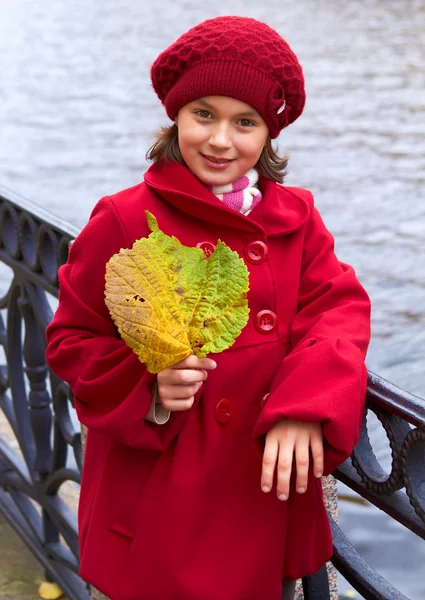 Kleines Mädchen mit herbstgelben Blättern. Außenbereich. — Stockfoto