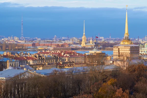 Pieken van Sint-Petersburg op een blauwe achtergrond — Stockfoto
