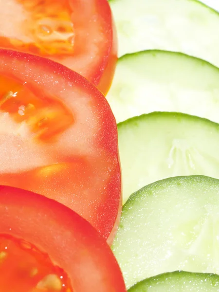 Dilimlenmiş?? domates ve salatalık — Stok fotoğraf