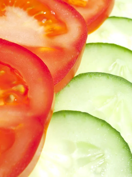 Dilimlenmiş?? domates ve salatalık — Stok fotoğraf