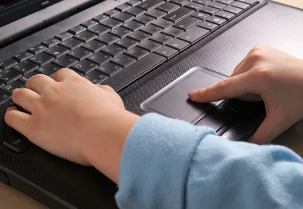 Mani dei bambini sulla tastiera, notebook nero — Foto Stock