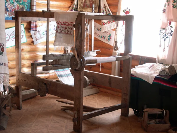 O tear de tecelagem antigo ucraniano — Fotografia de Stock