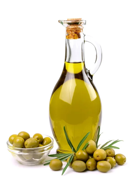 Оливки и масло вблизи — стоковое фото