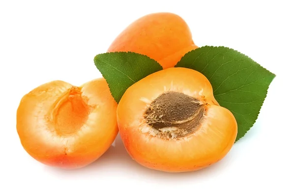 Segments an apricot — Stock Photo, Image