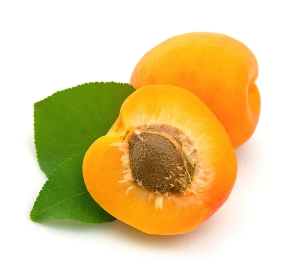 Segmentiert eine Aprikose mit Blättern — Stockfoto
