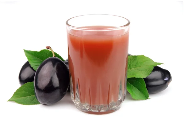 Сливовый сок со сливовыми фруктами — стоковое фото