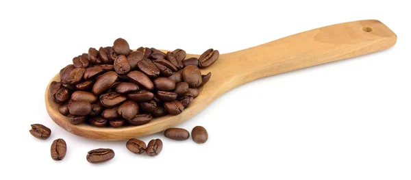 Chicchi di caffè su un cucchiaio di legno — Foto Stock