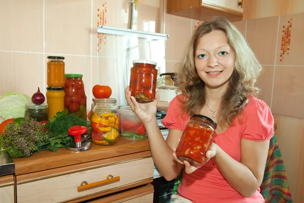 Vrouw met ingemaakte groenten — Stockfoto