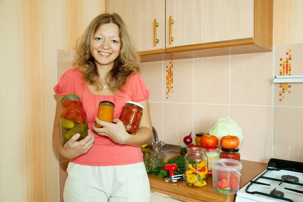 Mujer con verduras marinadas — Foto de Stock