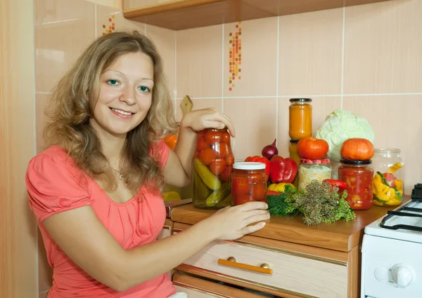 Женщина с маринованными овощами — стоковое фото