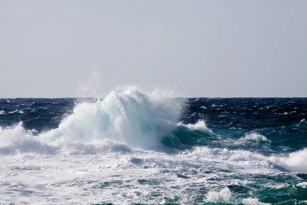 Υψηλή θαλάσσιο κύμα/τσουνάμι κατά τη διάρκεια καταιγίδας — Φωτογραφία Αρχείου