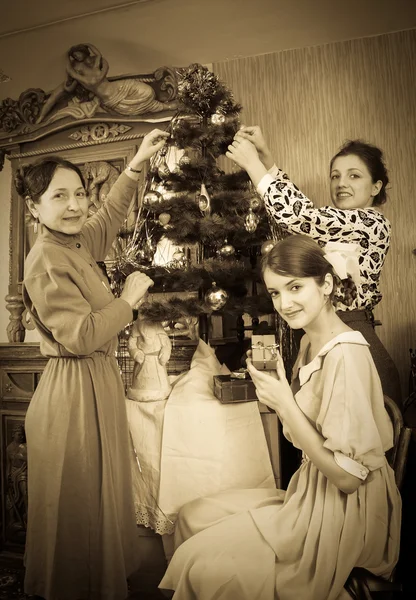 Foto retro de meninas adolescentes com a mãe decorando a árvore de Natal — Fotografia de Stock
