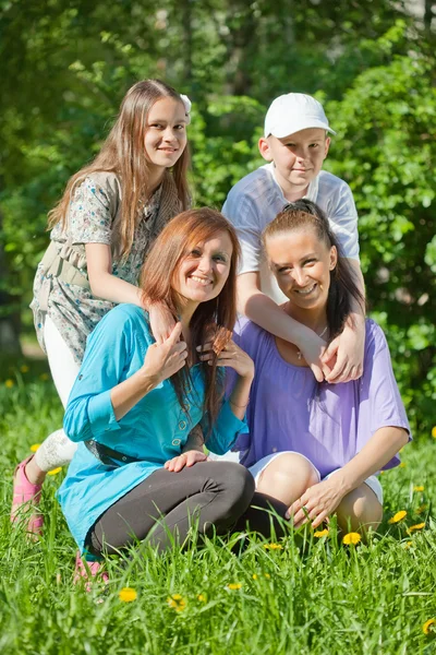 Madres felices con adolescentes — Foto de Stock
