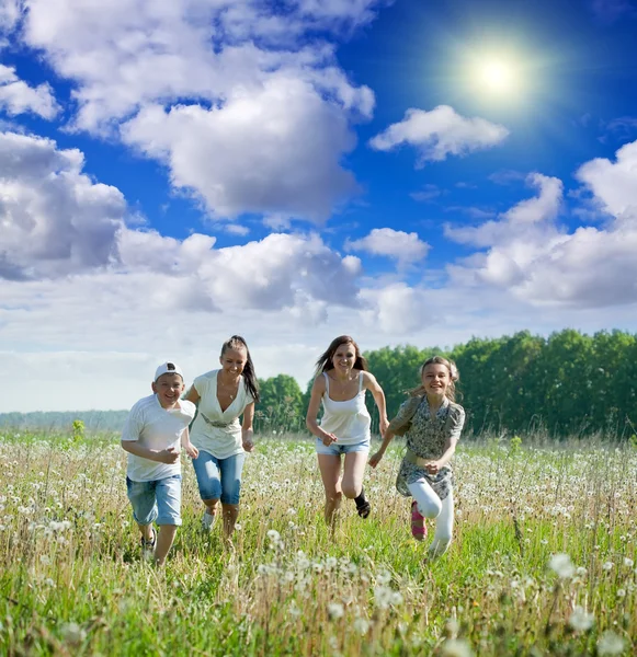 Frauen mit Teenagern laufen im Gras — Stockfoto